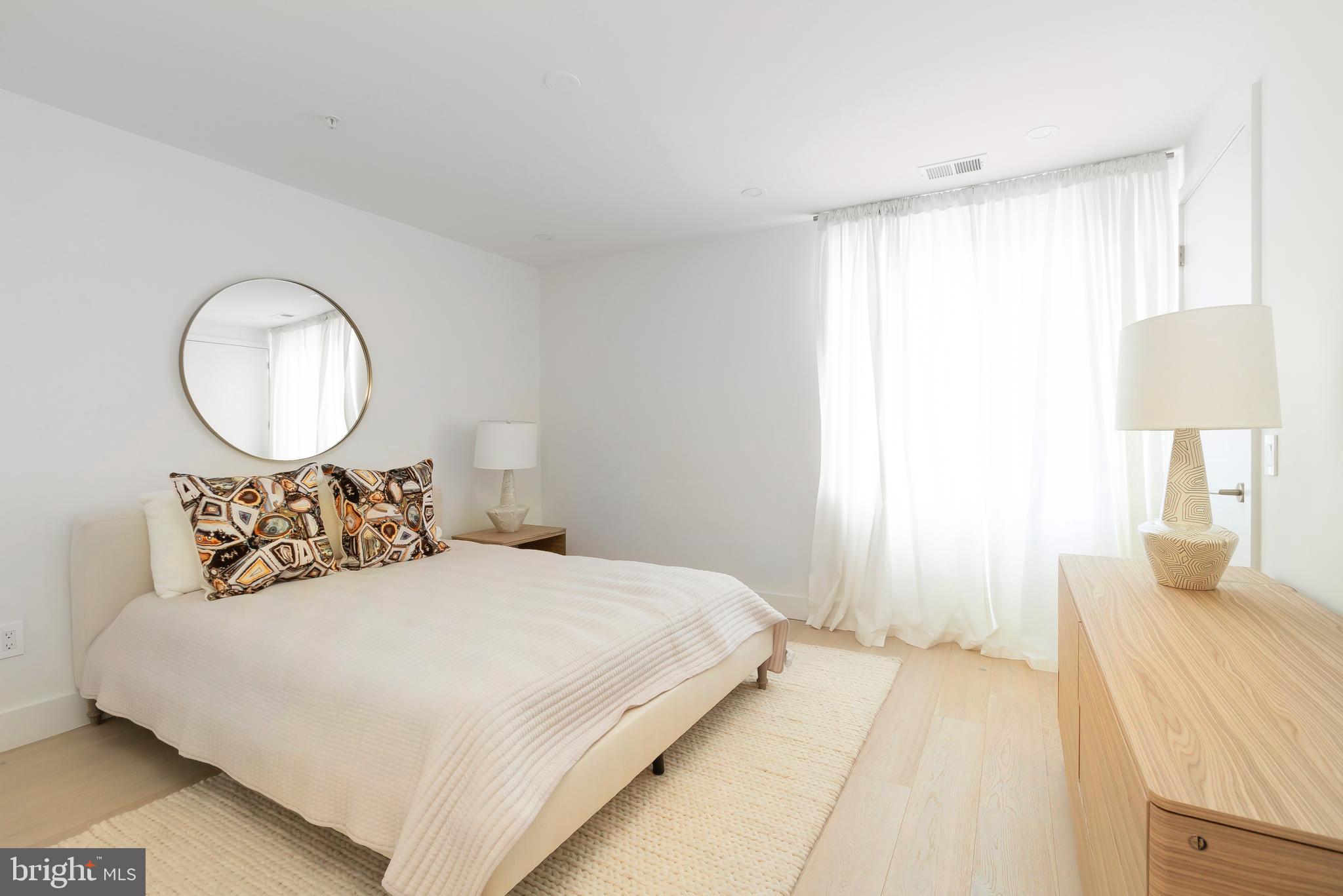 LOGAN SQUARE - Residential