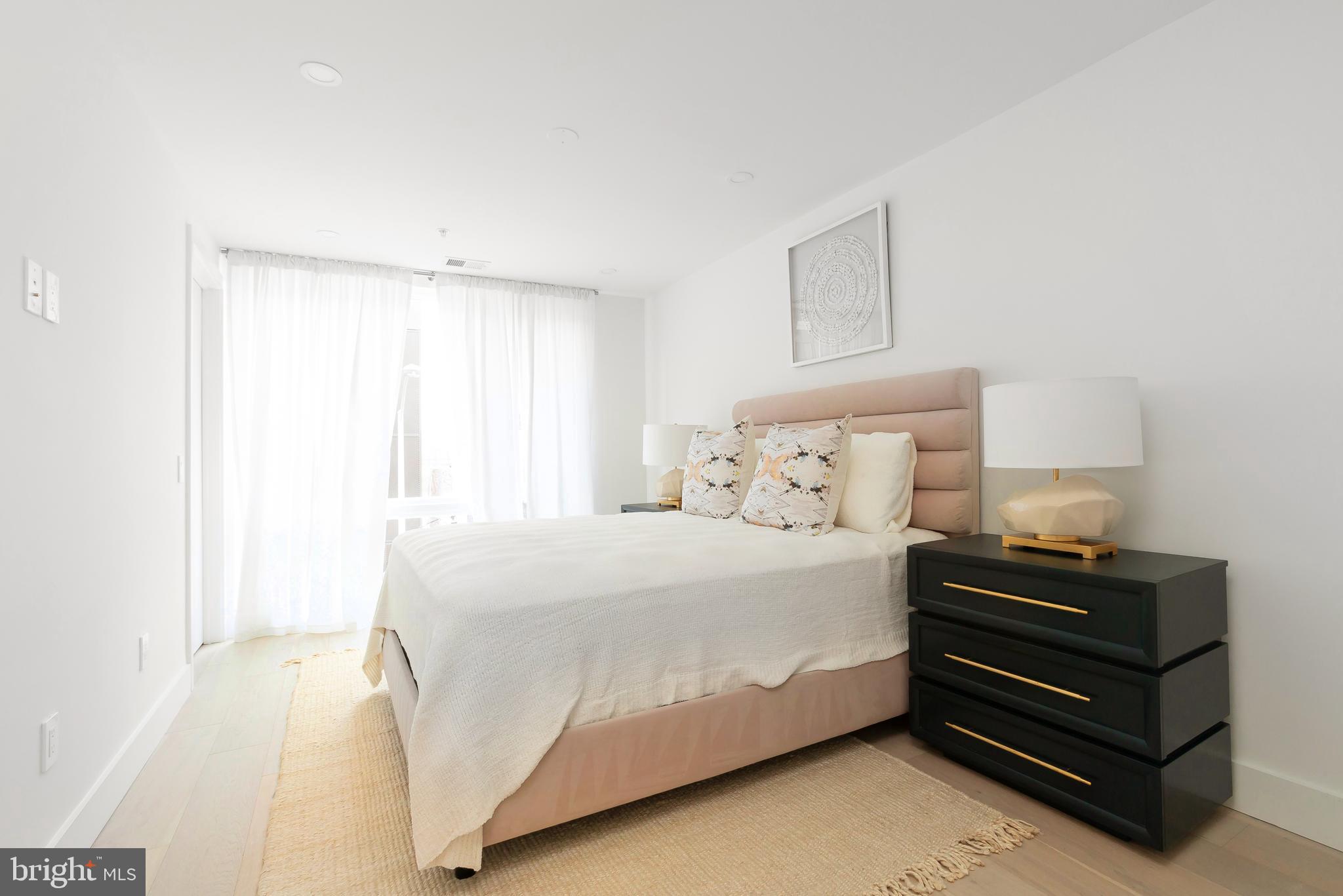 LOGAN SQUARE - Residential