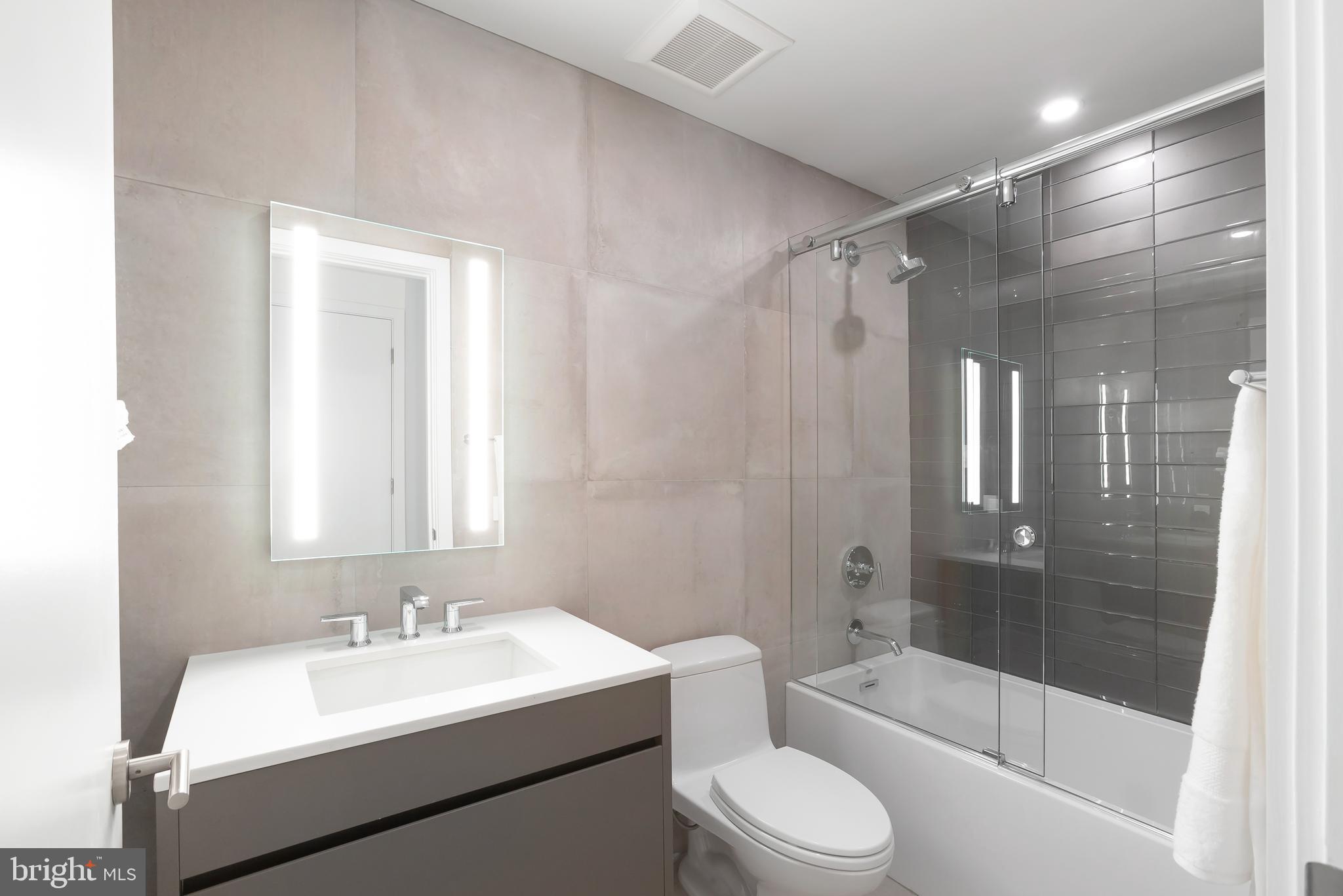 LOGAN SQUARE - Residential