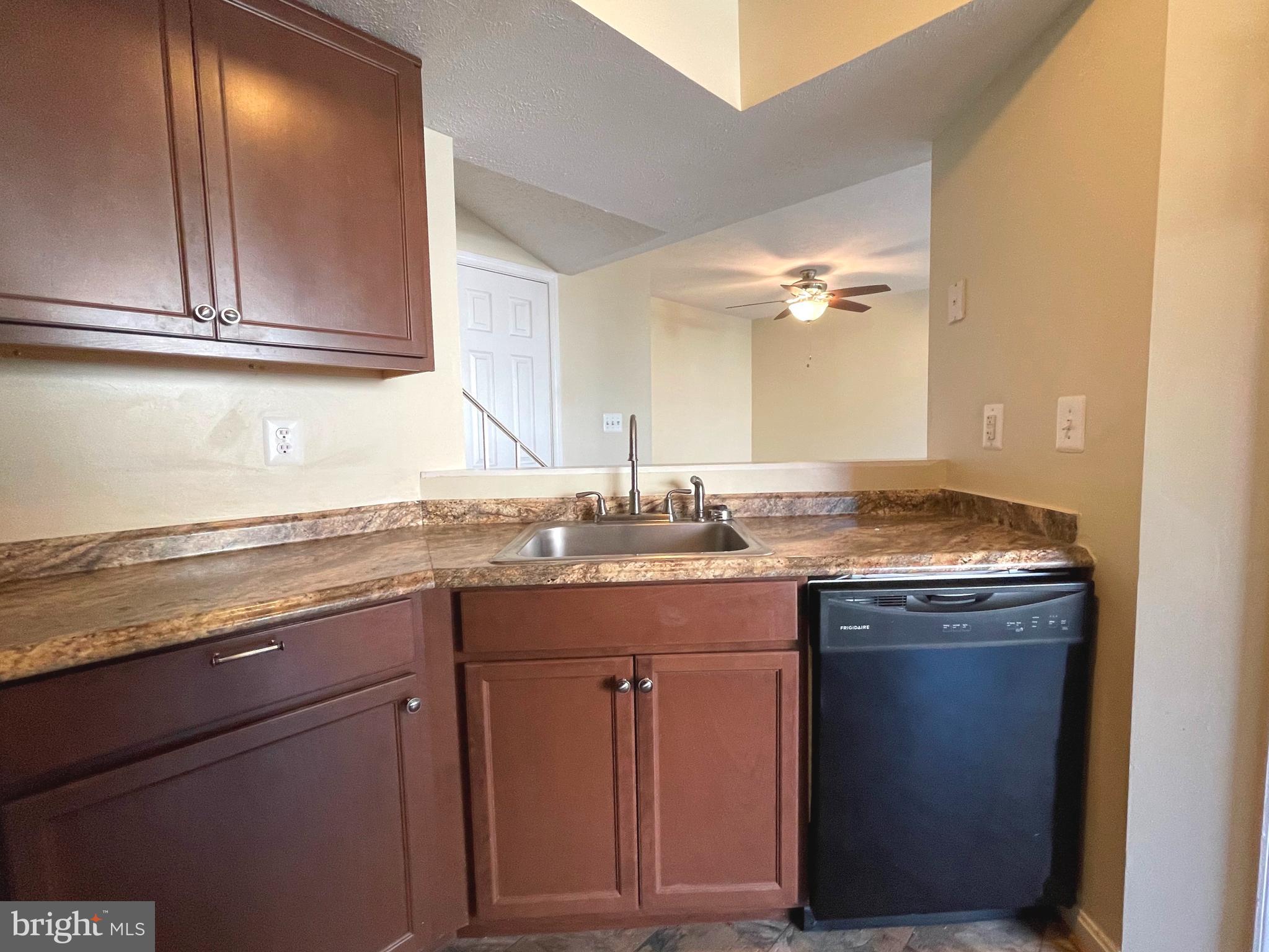 COLUMBIA COMMONS - Residential Lease