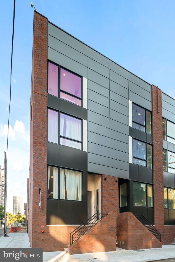 LOGAN SQUARE - Residential