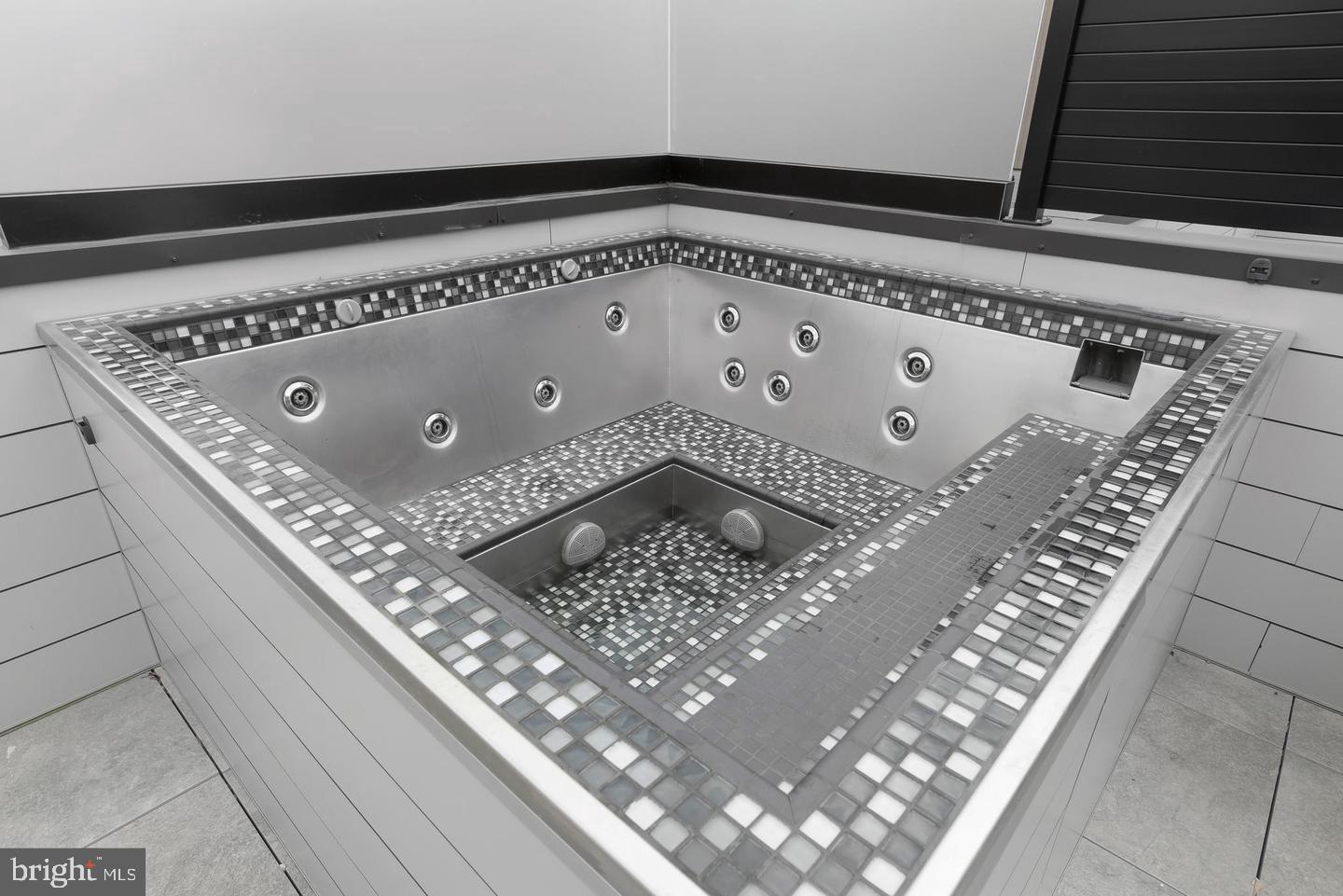 LOGAN SQUARE - Residential