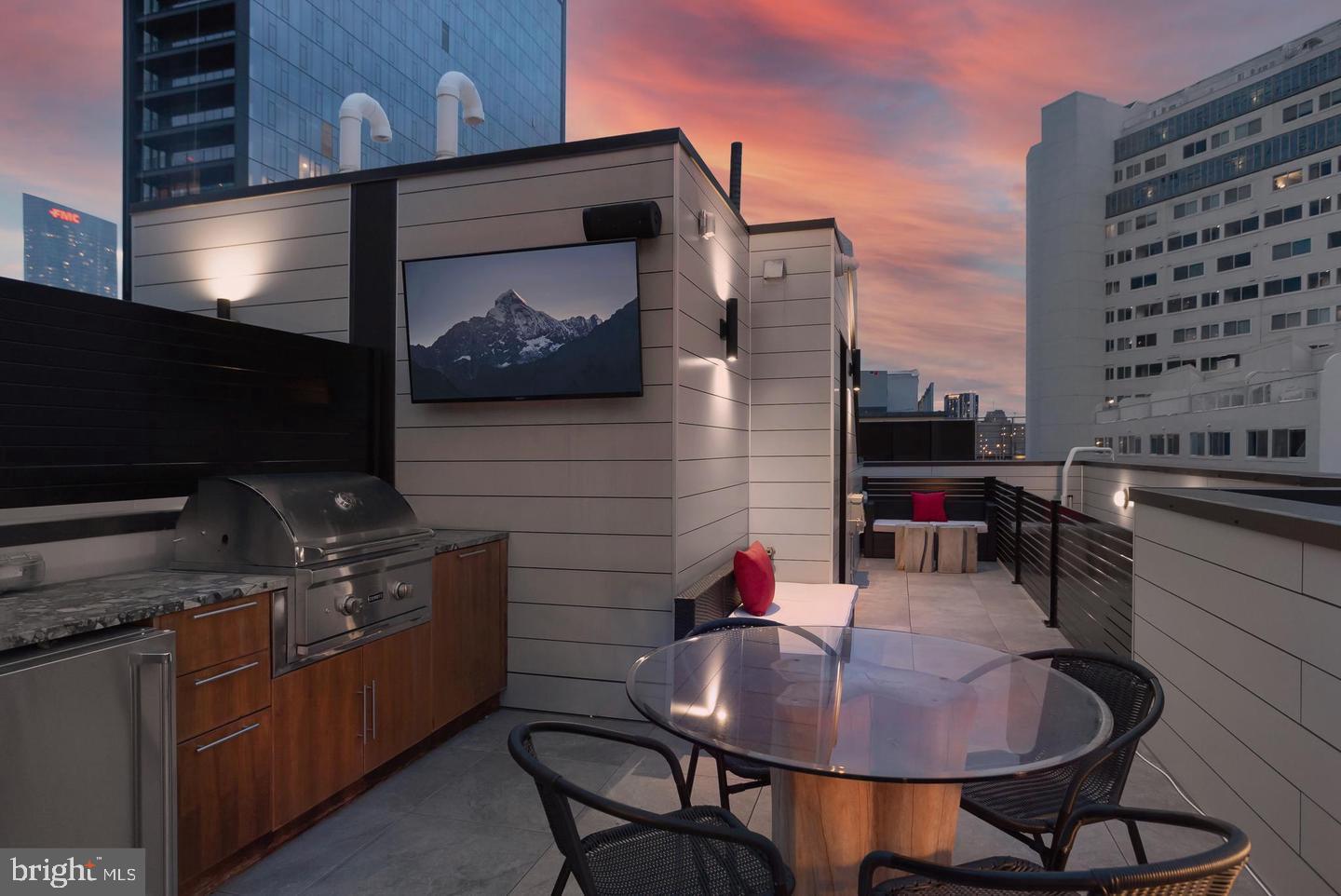 LOGAN SQUARE - Residential