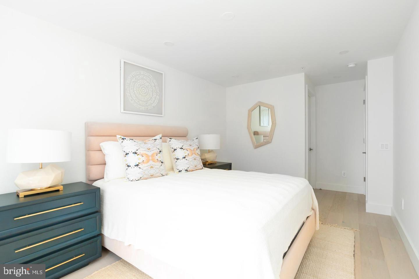 LOGAN SQUARE - Residential