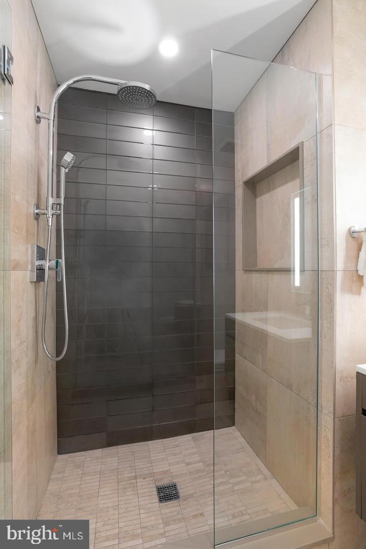 LOGAN SQUARE - Residential