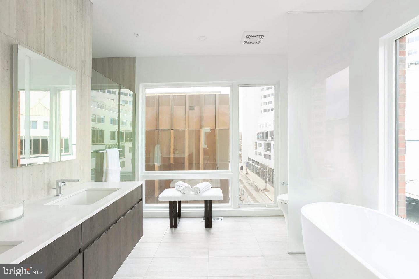 LOGAN SQUARE - Residential