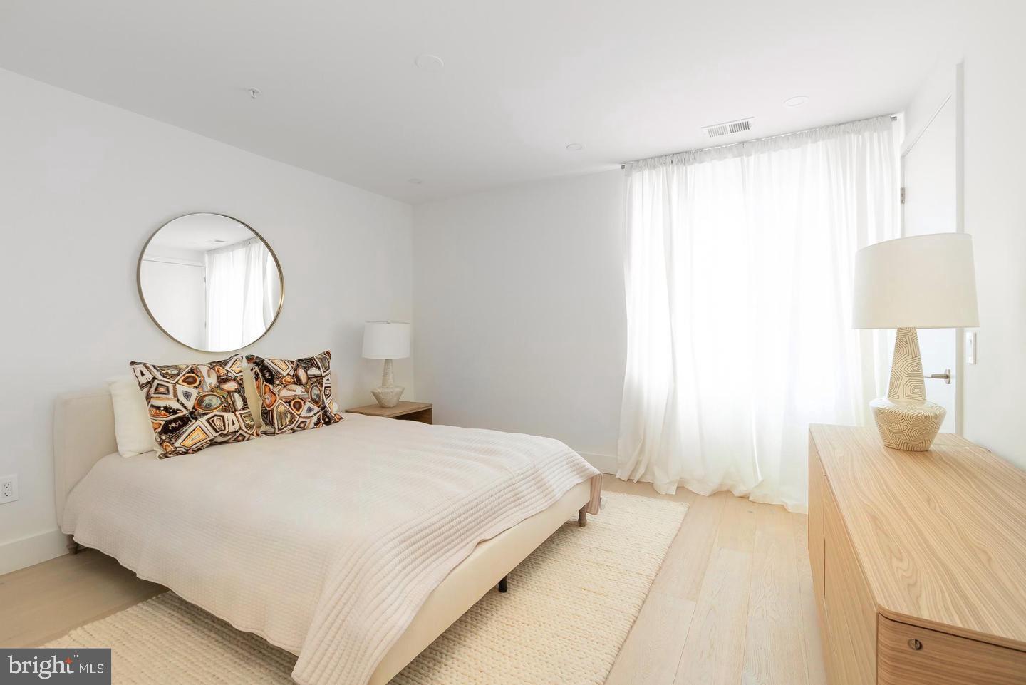 LOGAN SQUARE - Residential