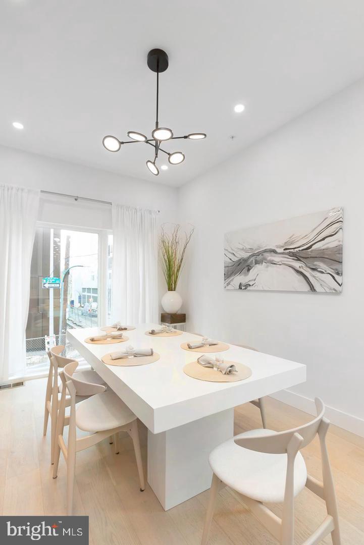 LOGAN SQUARE - Residential