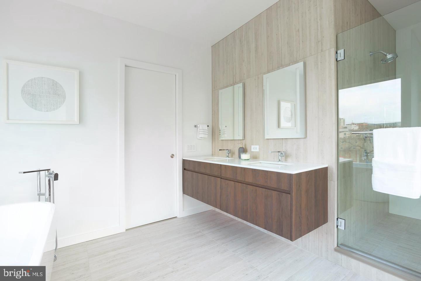 LOGAN SQUARE - Residential