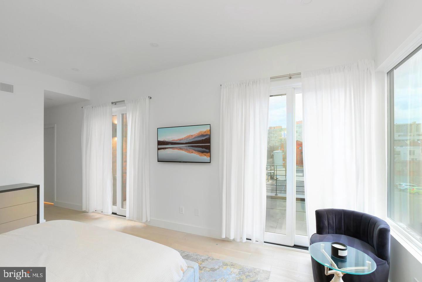 LOGAN SQUARE - Residential