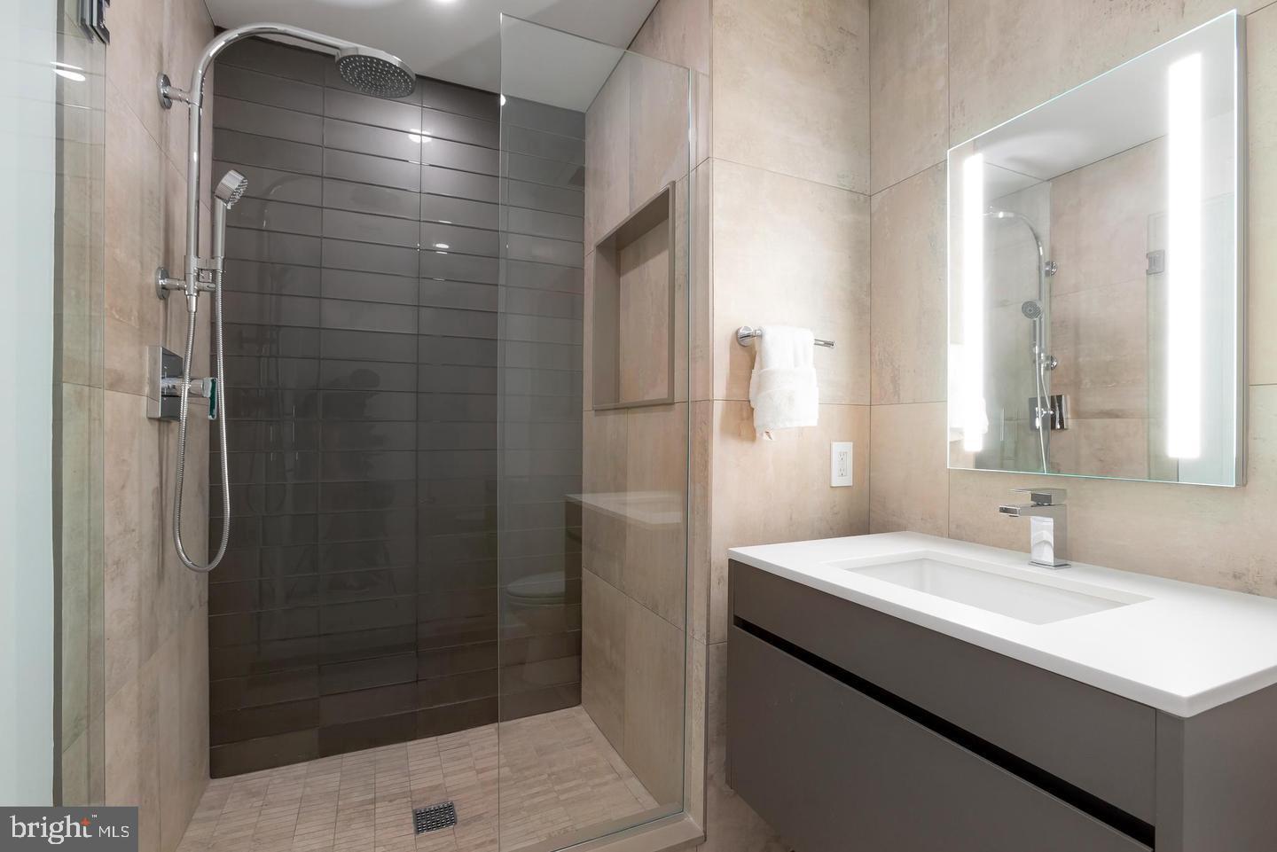 LOGAN SQUARE - Residential