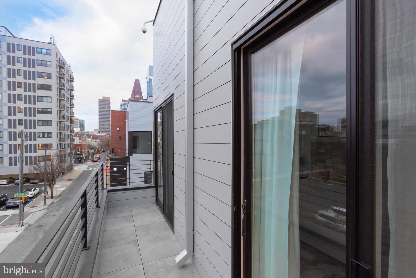 LOGAN SQUARE - Residential