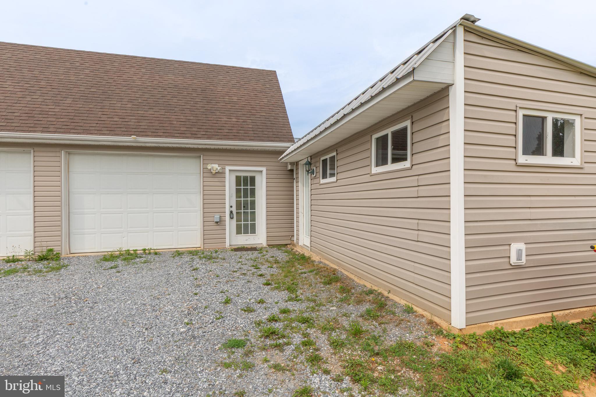 Enjoy countryside living in the Avon Bend Community! This spacious well maintained walk-up studio apartment features an eat-in kitchen, full bath, built-ins, and a separate storage area.
Located off of Rt 25 and close to the Shenandoah River; this home offers quick access Charles Town, Berryville, and Harpers Ferry, as well as commuter routes WV-9, and US-340.
Tenants need to acquire a P.O. Box (no regular mail delivery to this address). Water is private Well/Septic.
Pets are case by case.
Additional monthly cost includes Renter's insurance (price based on plan selection).
EHO