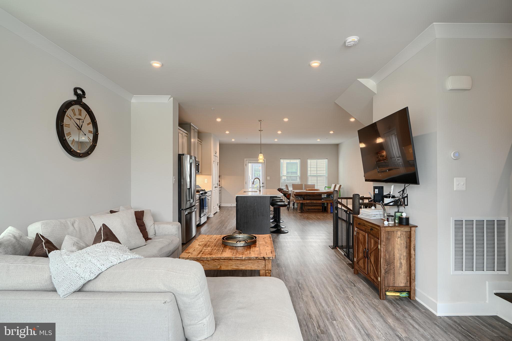 LOCUST POINT - Residential