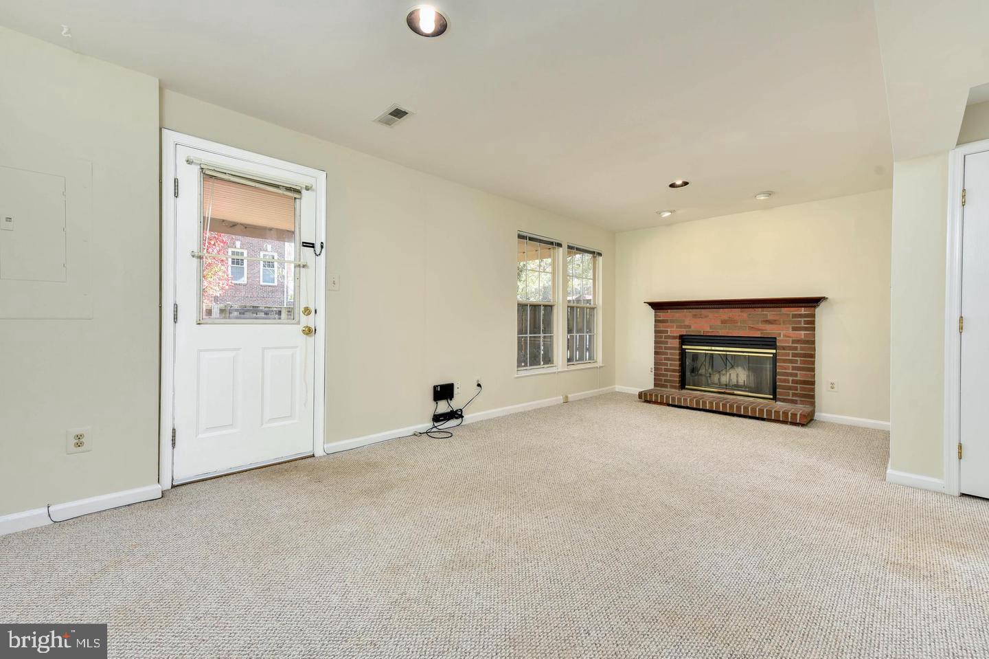 POTOMAC LAKES - Residential Lease