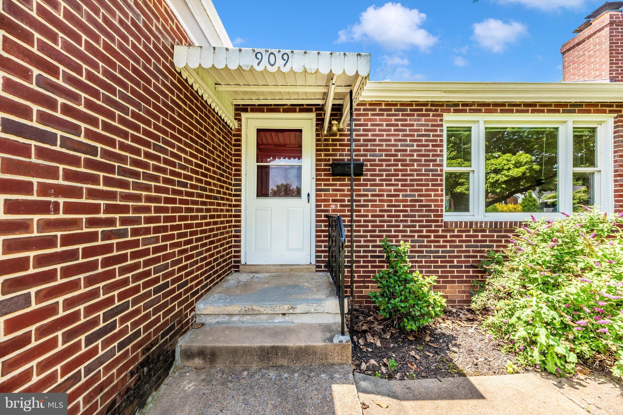 909 CHEROKEE TRAIL