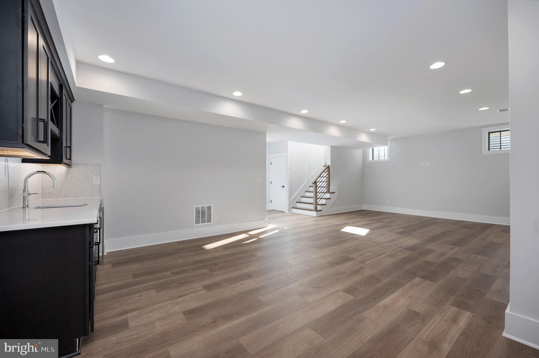 EAST VIENNA WOODS - Residential