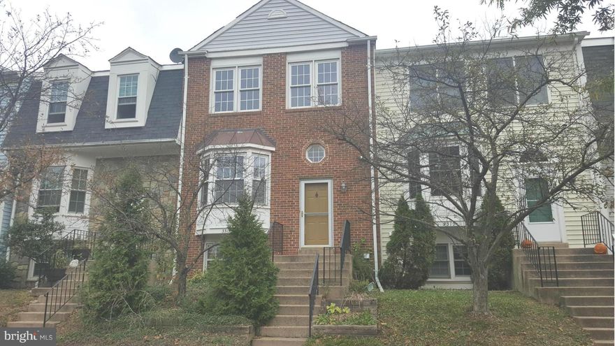 4BR, 3.5BA Brick Front Fairfax Model TH on a Cul-de-Sac in Sought-After Franklin Farm*This sunny home is in good condition*Huge LR w/Bay Window,Bench Seat & Wood Burning FP*Formal Separate DR w/Wood Floors*Spacious Eat-In Kitchen w/Tons of Cabinets & Wraparound Counters*Large MBR w/Vaulted Ceiling*Walk-Out Lower Level*Deck off of Dining Room*Patio from walk-out lower level.