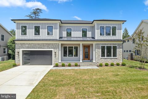 Photo of 10306 Greenfield Street, KENSINGTON, MD 20895 (MLS # MDMC2172996) Photo of 10306 Greenfield Street, KENSINGTON, MD 20895 (MLS # MDMC2172996)