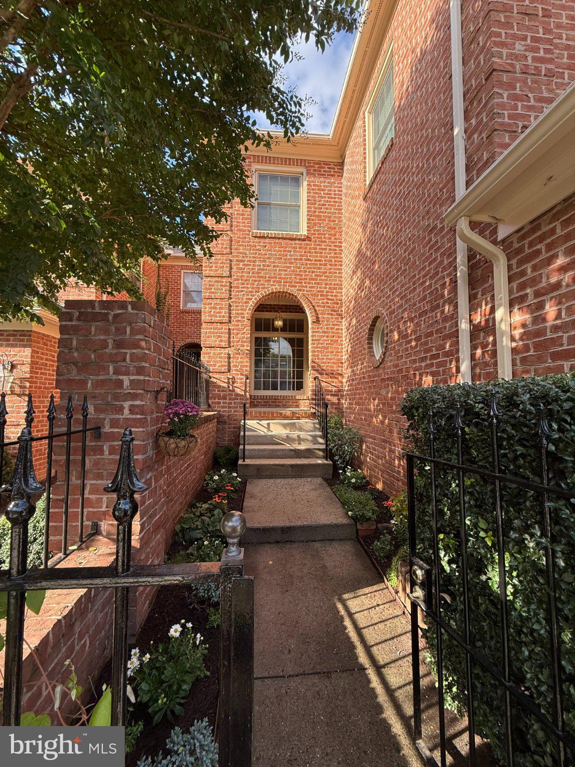 212 WELLINGTON COURT