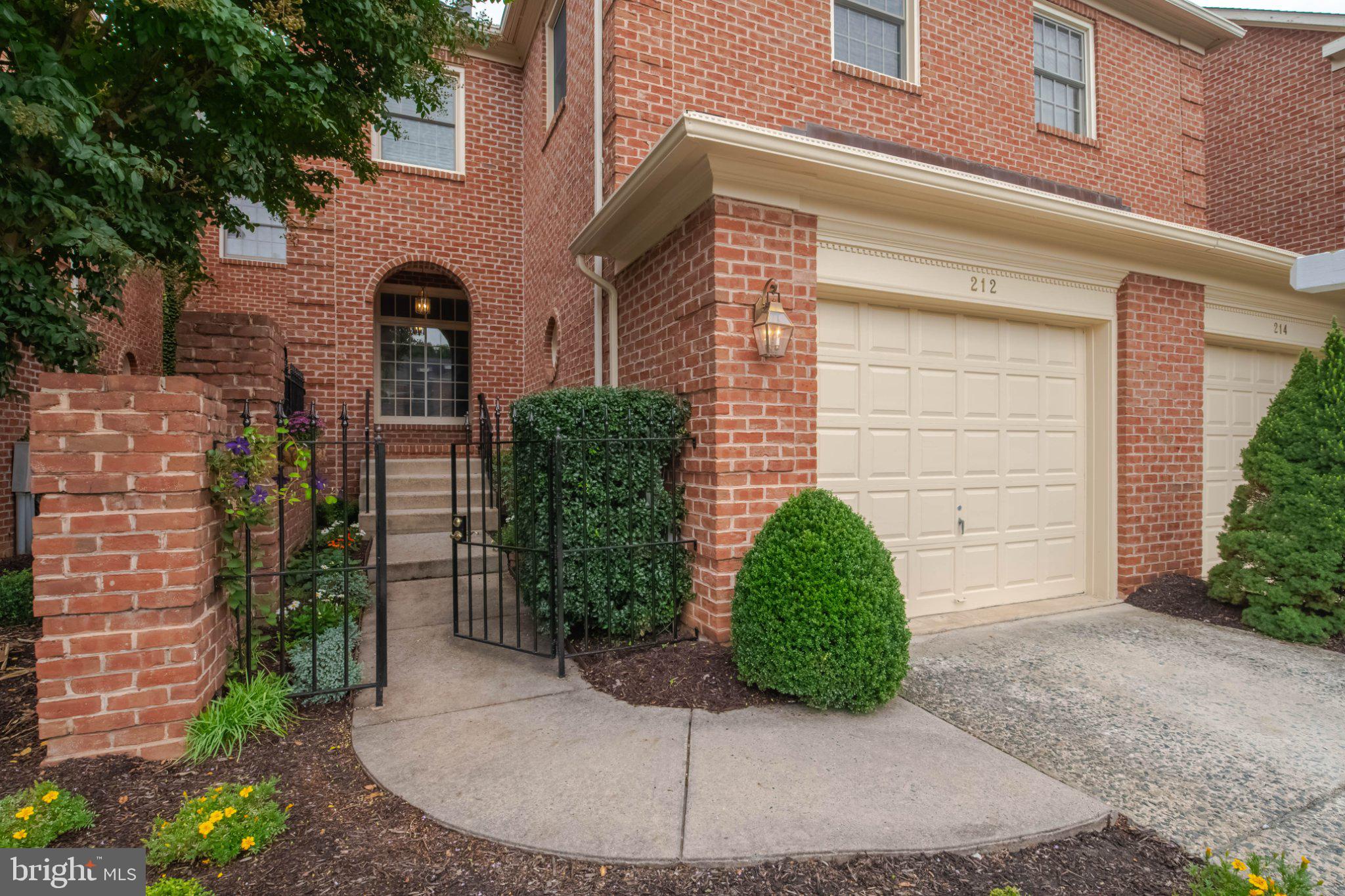 212 WELLINGTON COURT