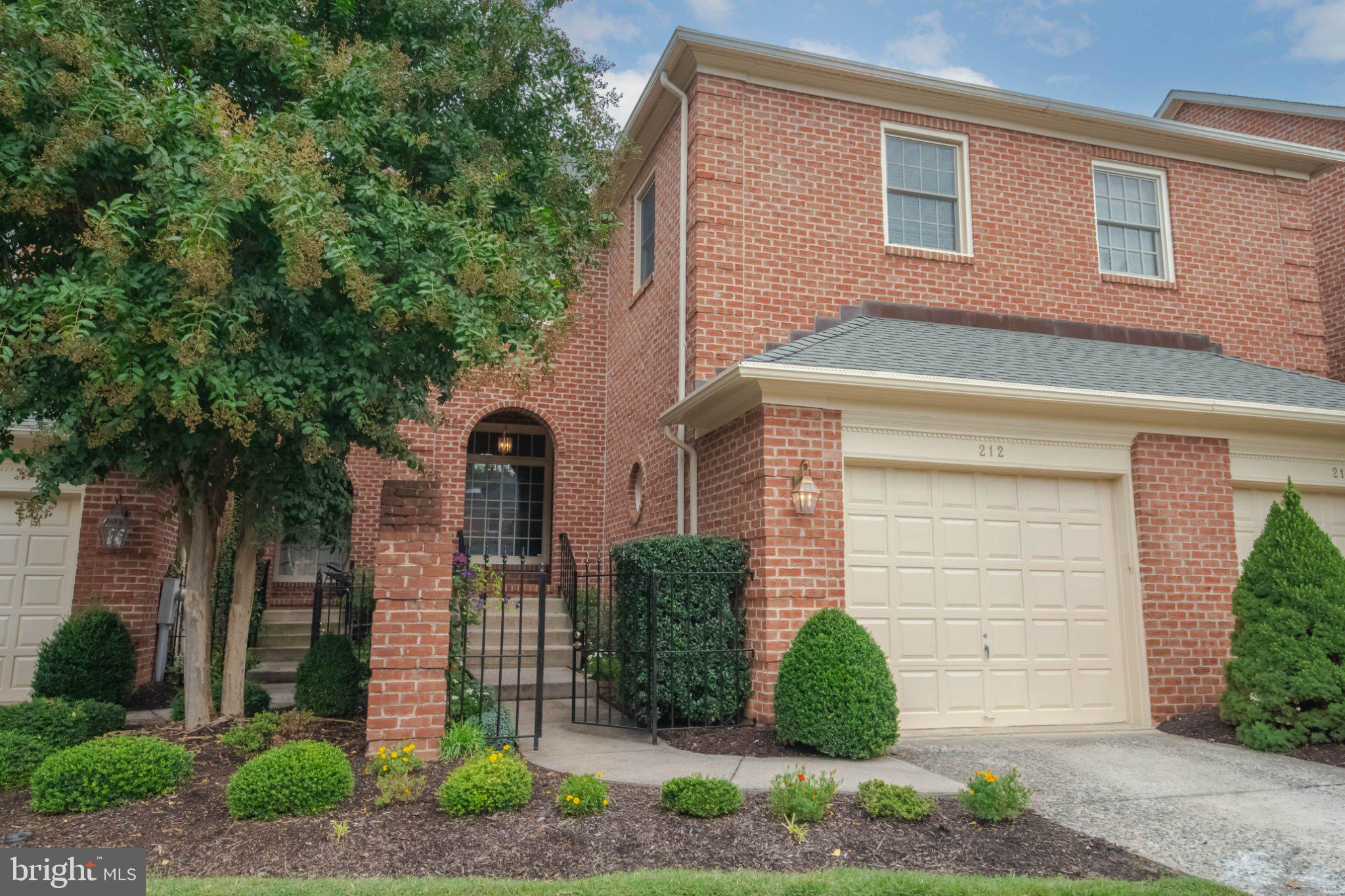 212 WELLINGTON COURT