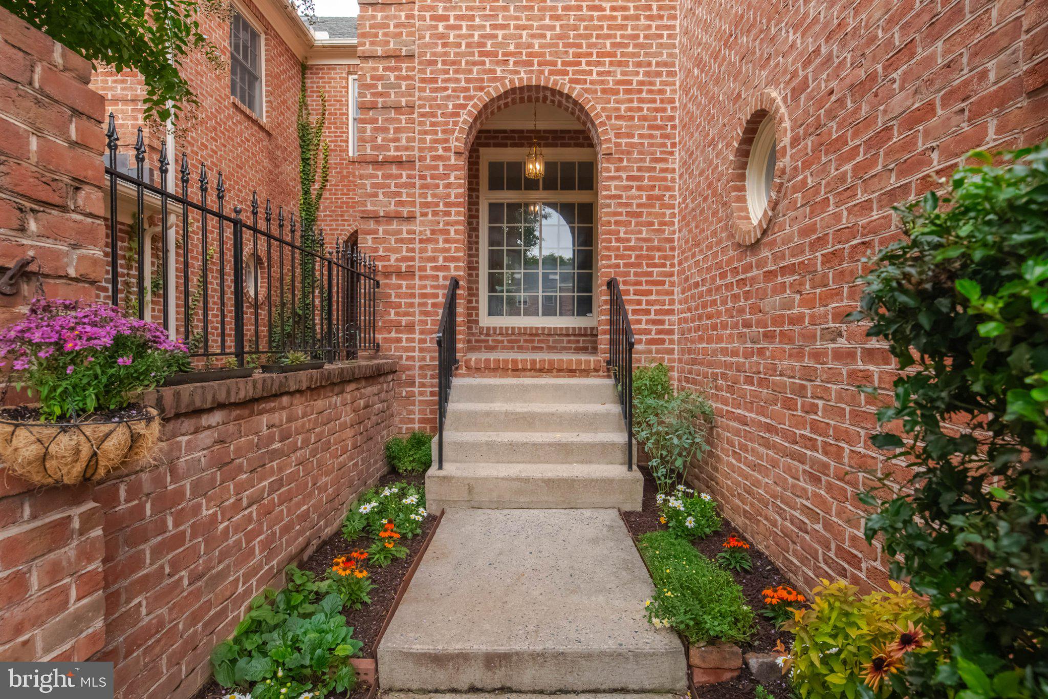 212 WELLINGTON COURT