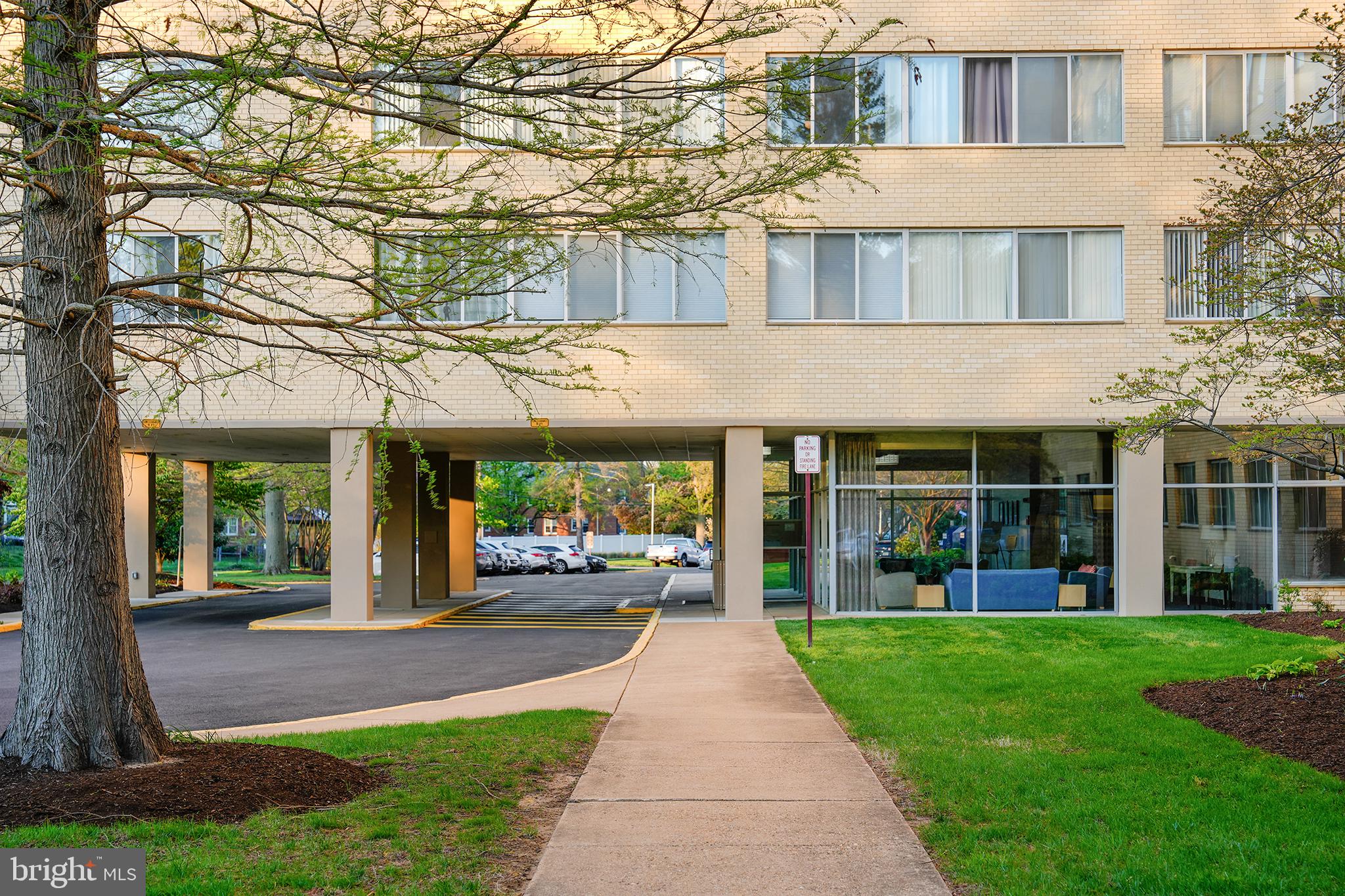 RIVER TOWERS - Residential Lease