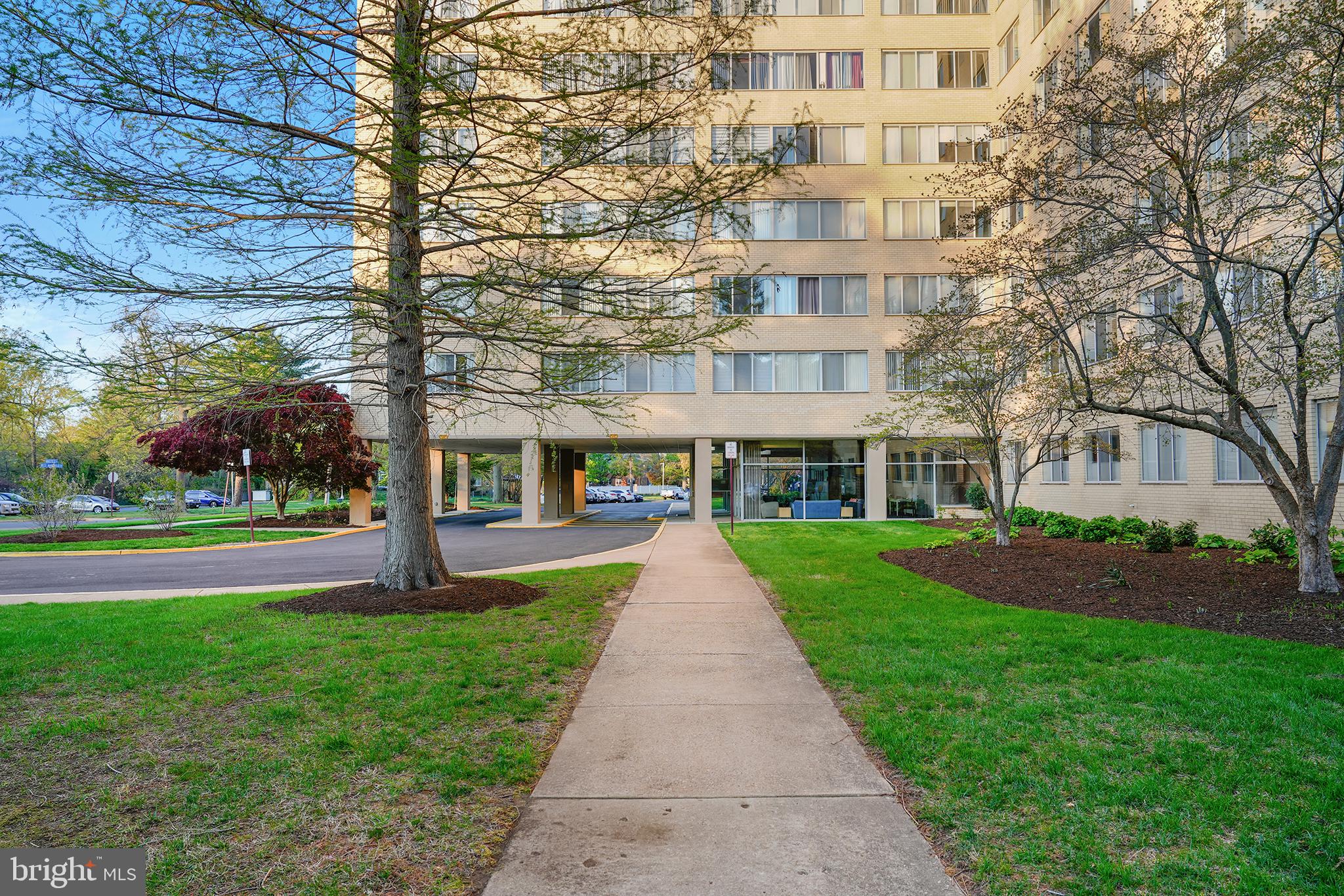 RIVER TOWERS - Residential Lease