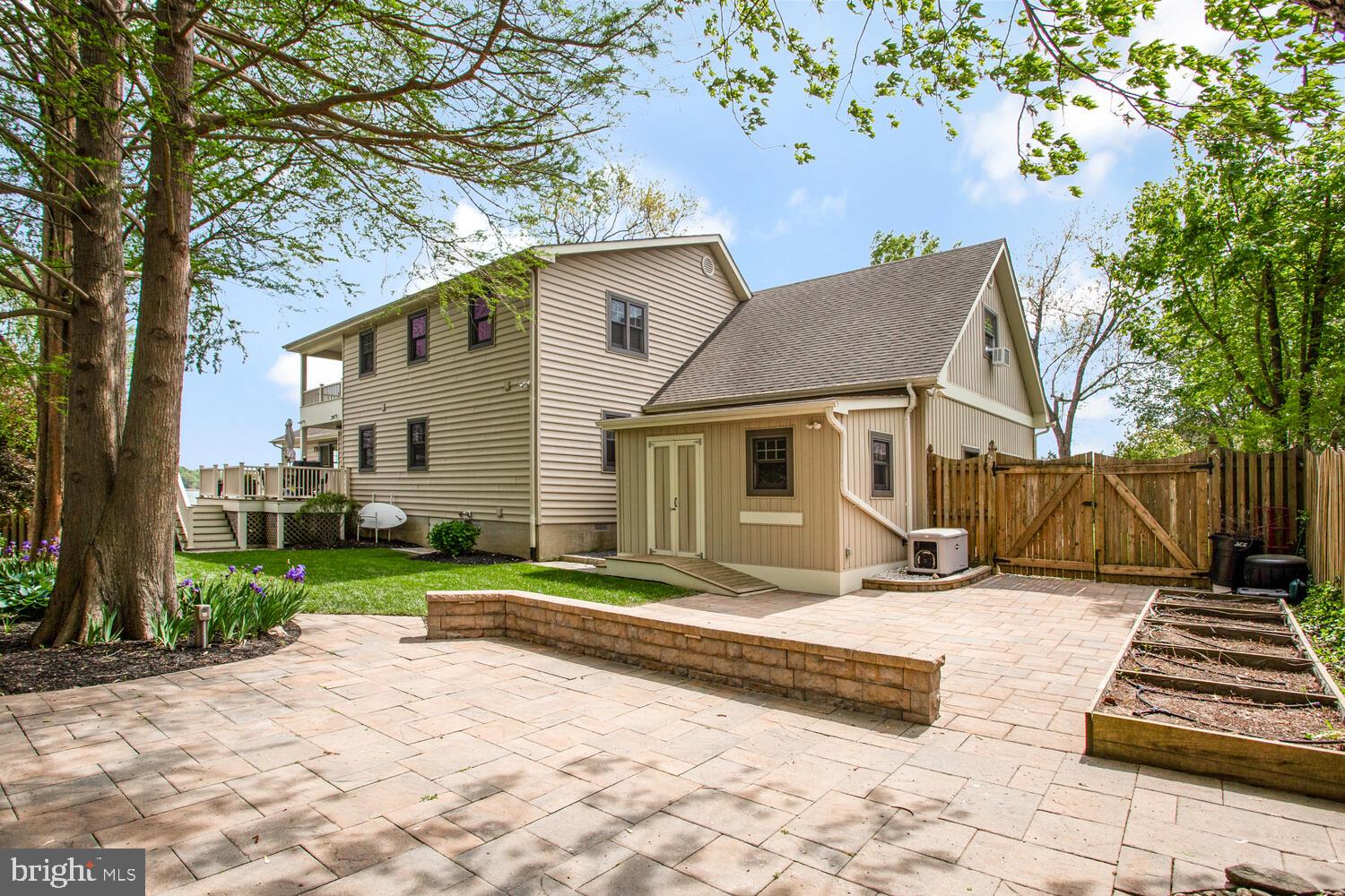 WOODLAND BEACH - Residential