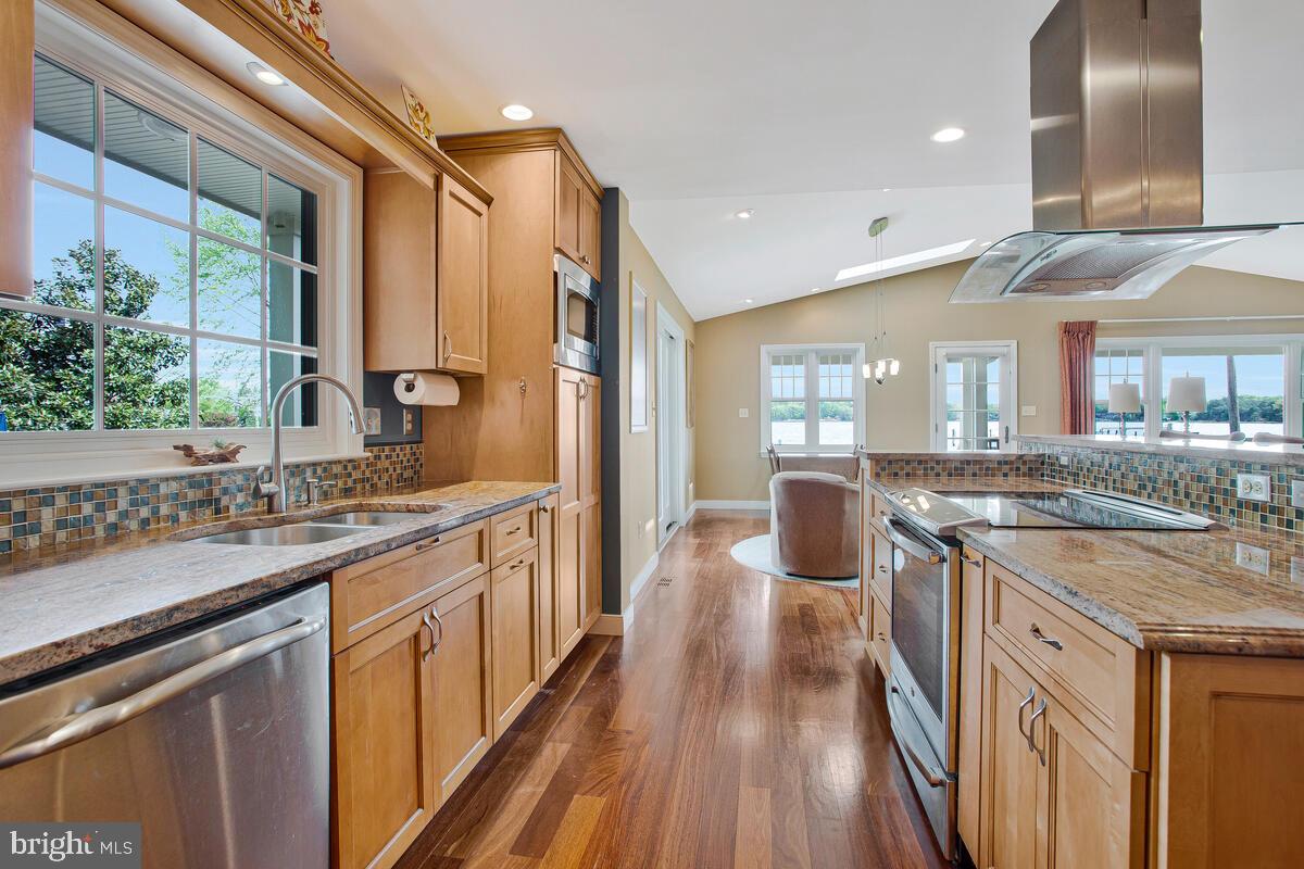 WOODLAND BEACH - Residential