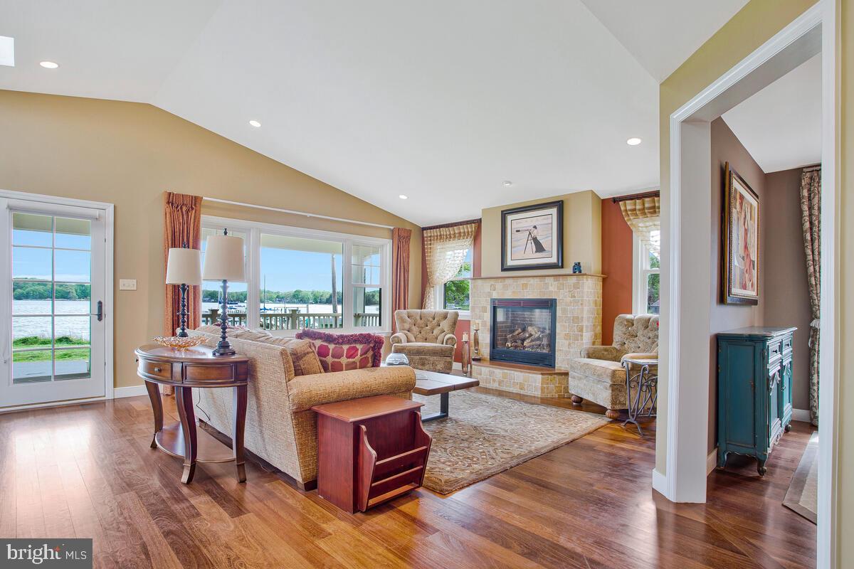 WOODLAND BEACH - Residential