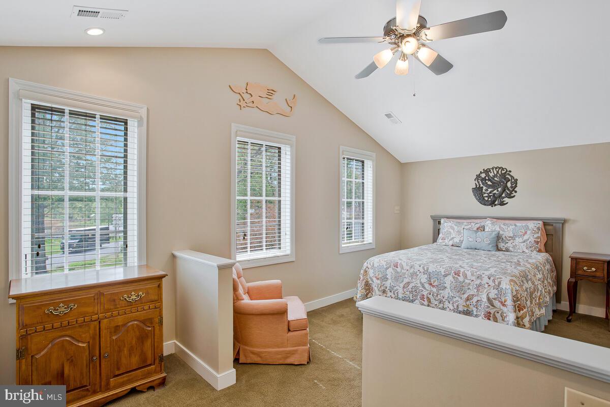 WOODLAND BEACH - Residential