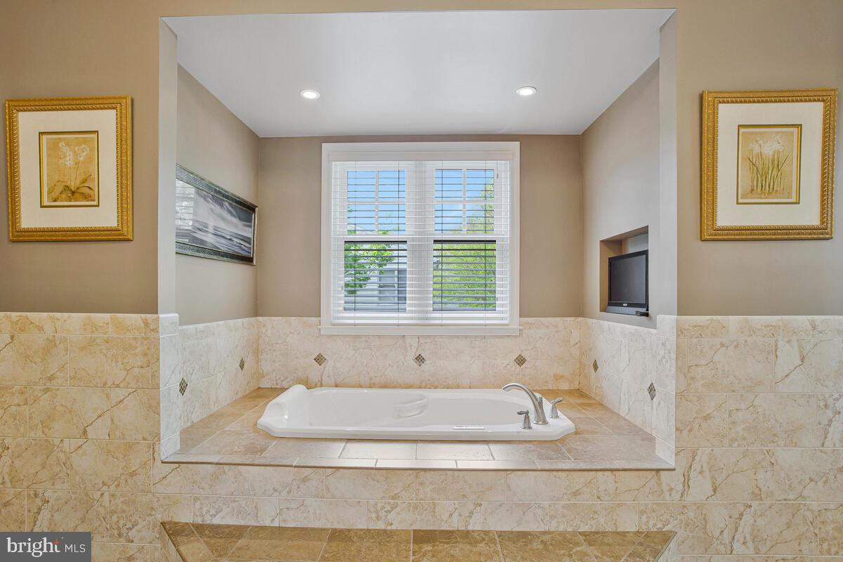 WOODLAND BEACH - Residential