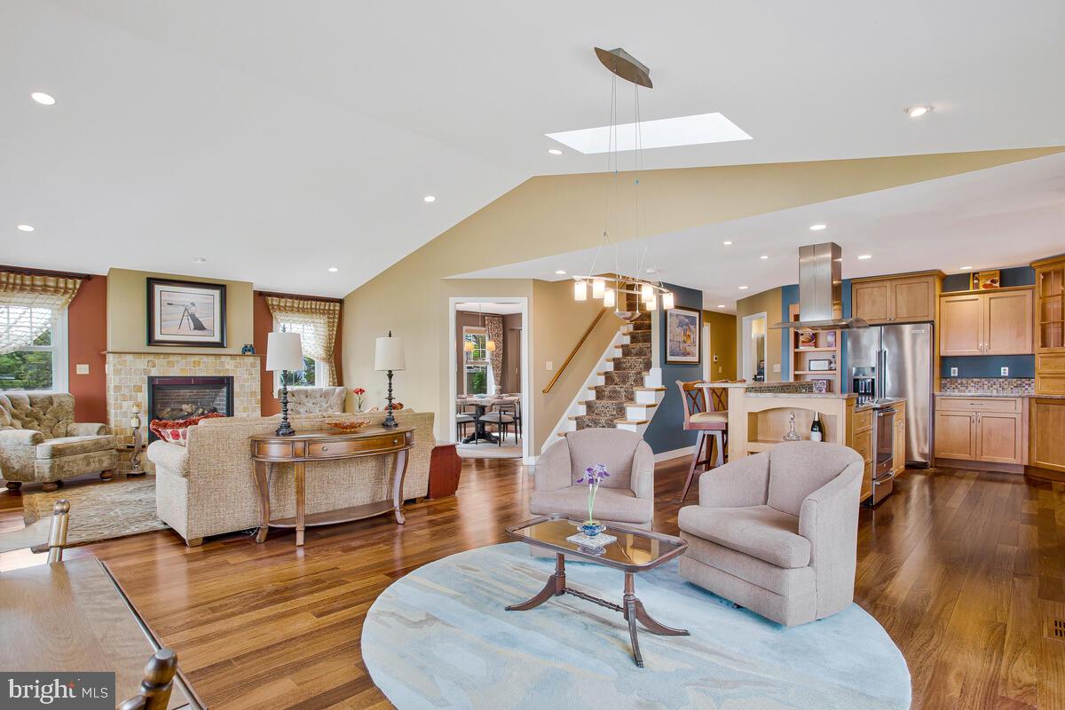 WOODLAND BEACH - Residential