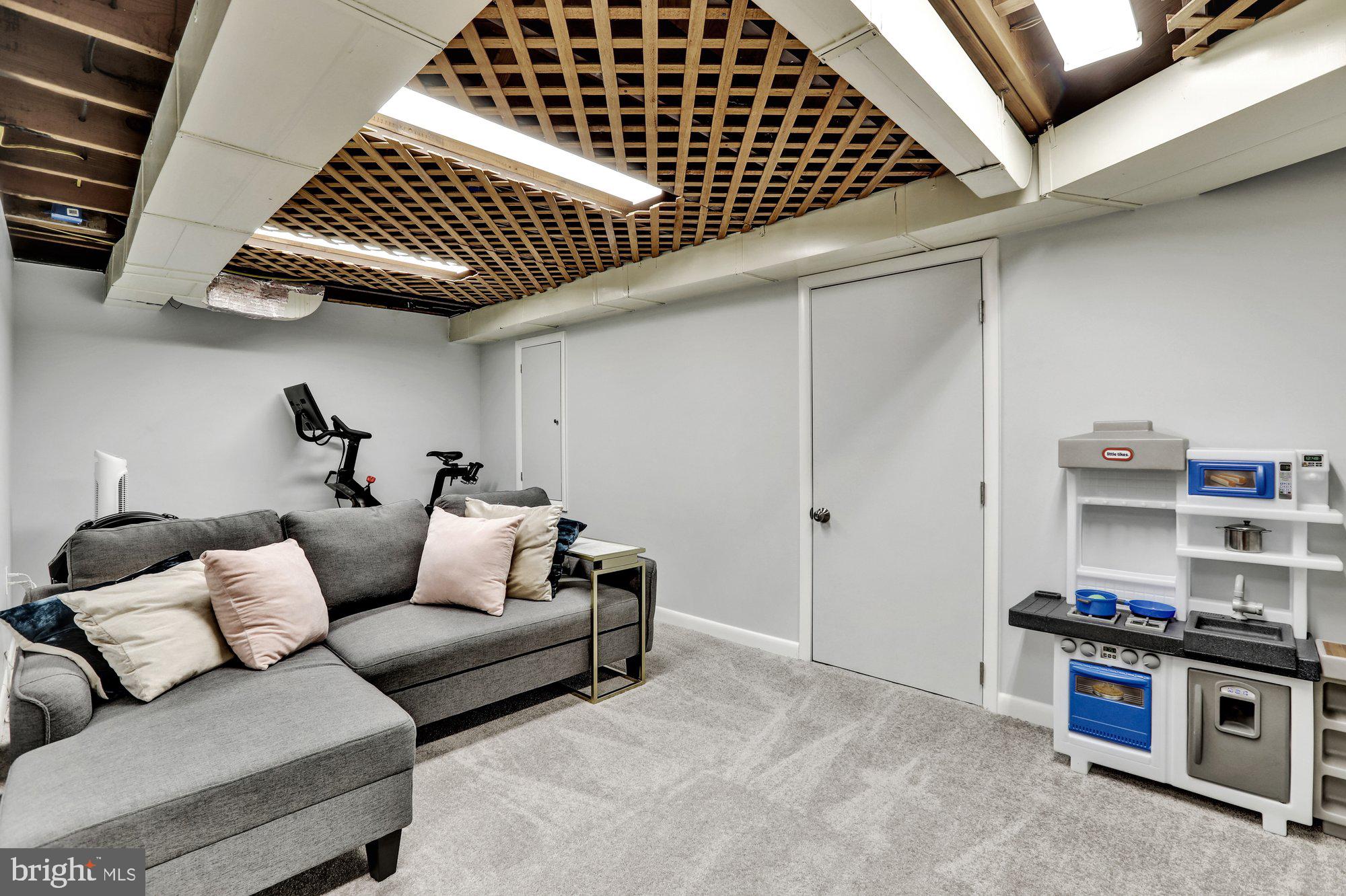 MAKEFIELD MANOR - Residential