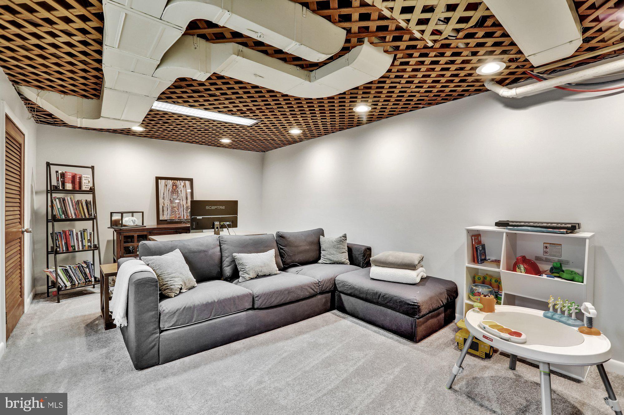 MAKEFIELD MANOR - Residential