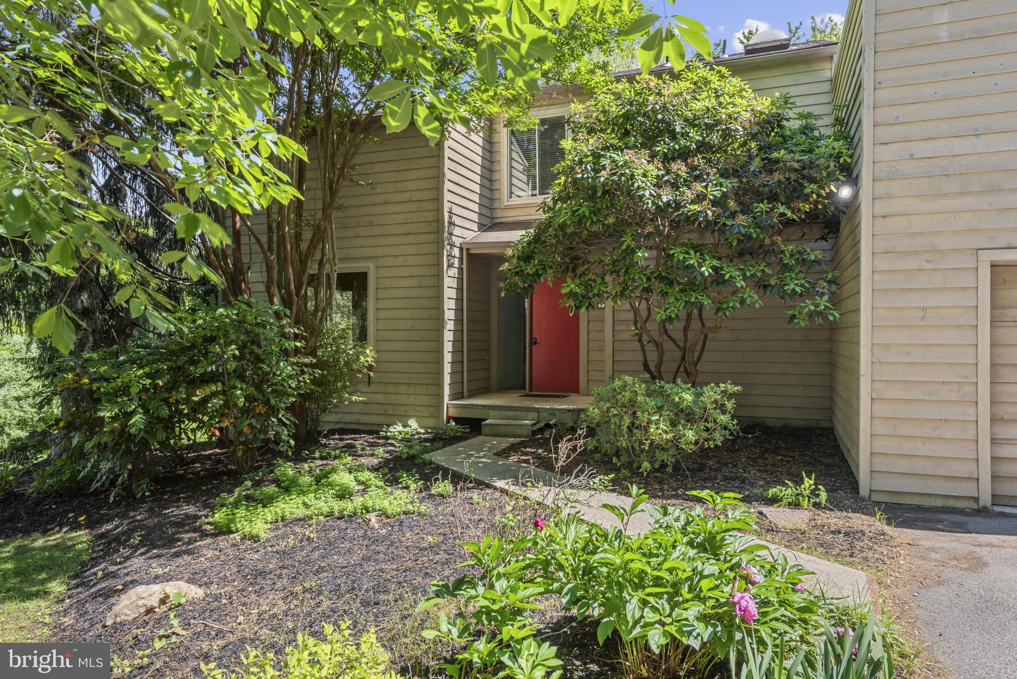 7 HUNTMEADOW COURT