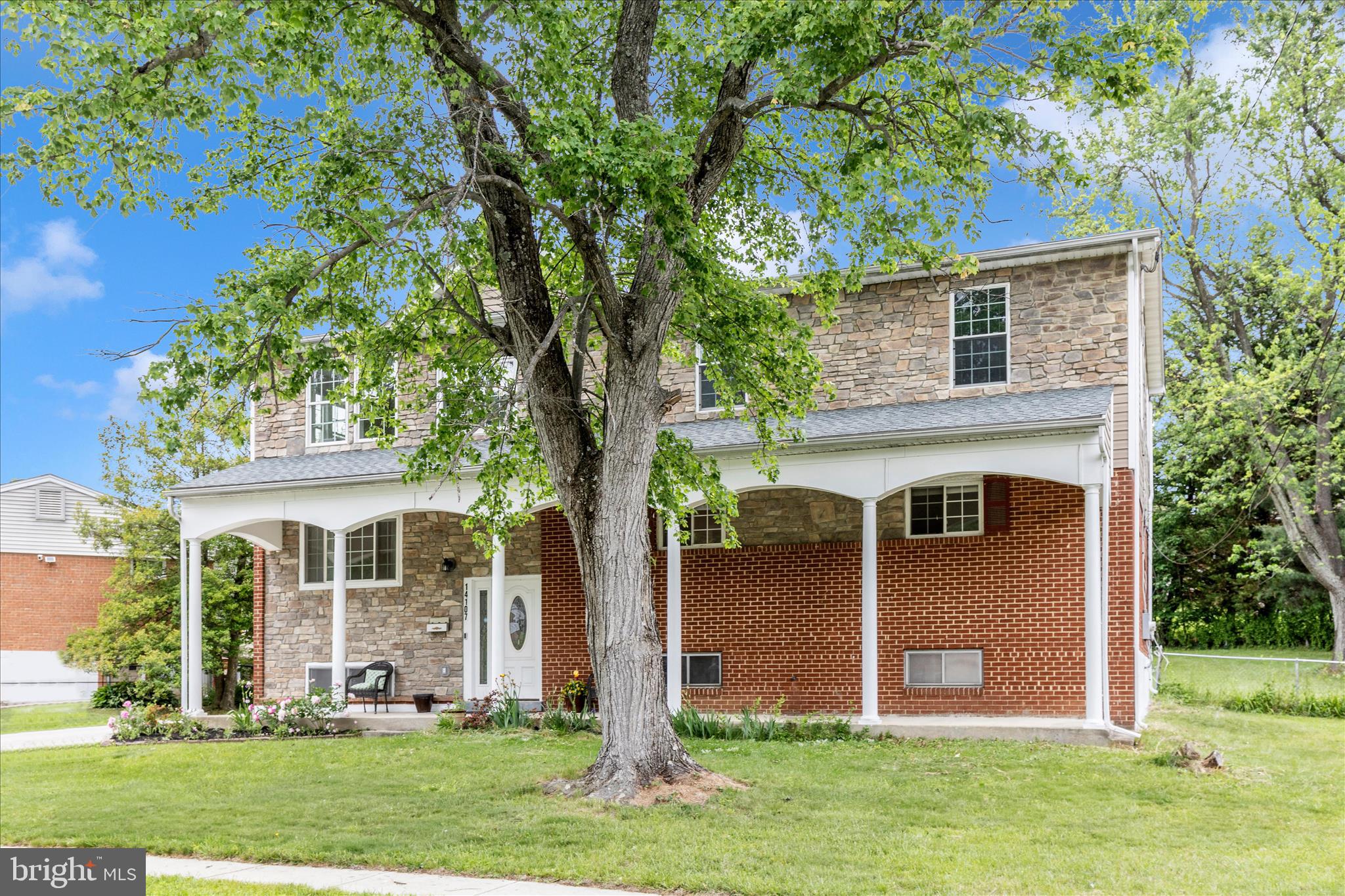 ENGLISH MANOR - Residential