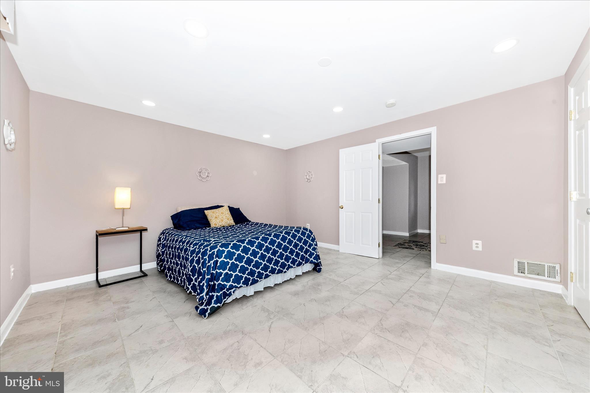 ENGLISH MANOR - Residential