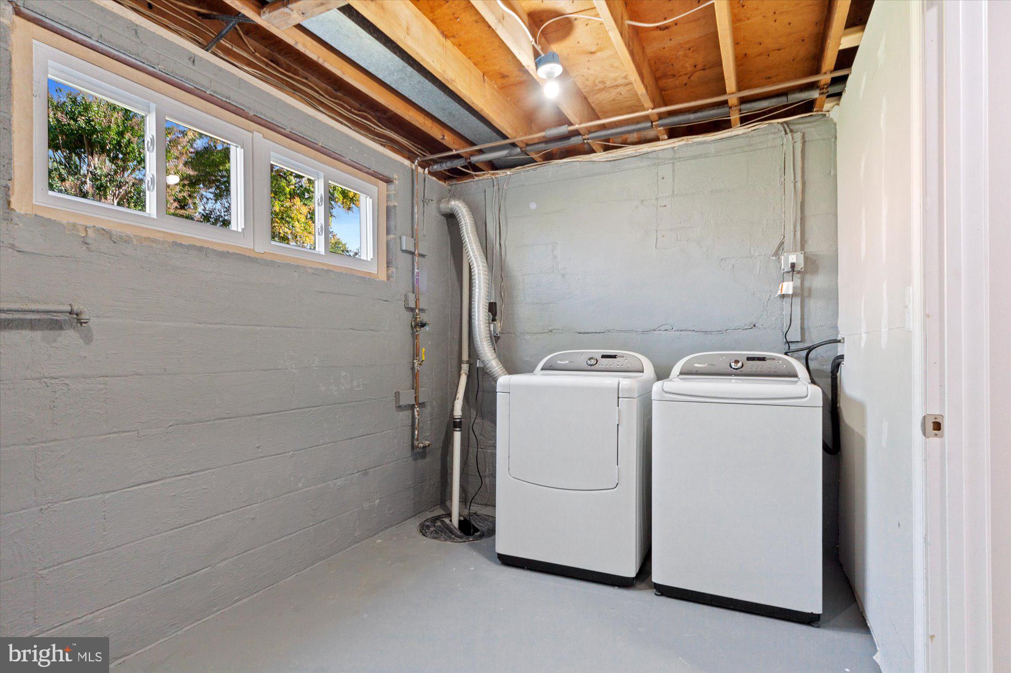 WILLIAMSBURG MANOR NORTH - Residential