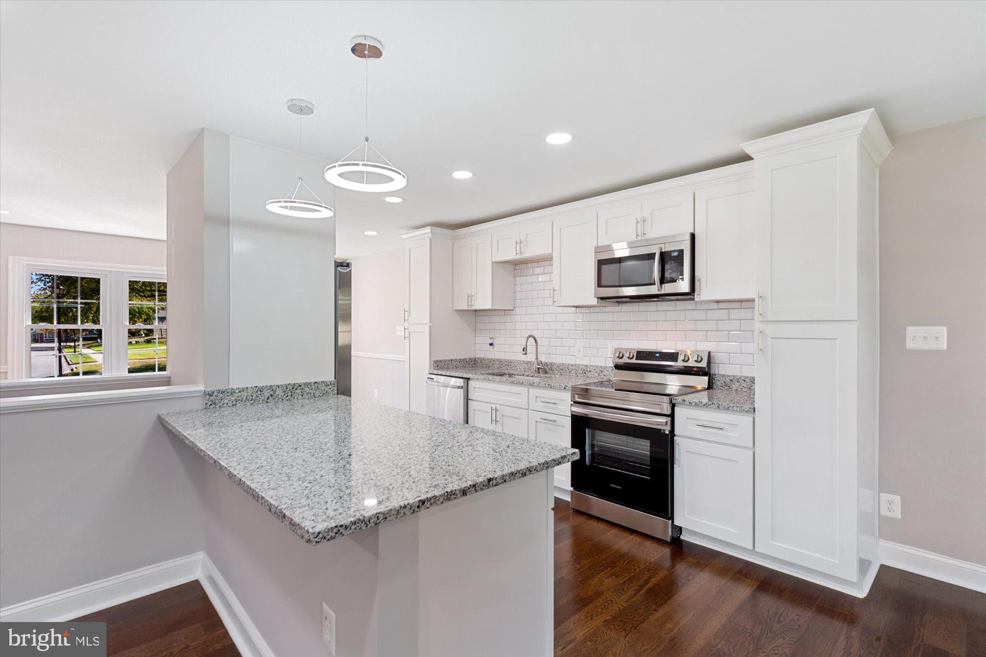 WILLIAMSBURG MANOR NORTH - Residential