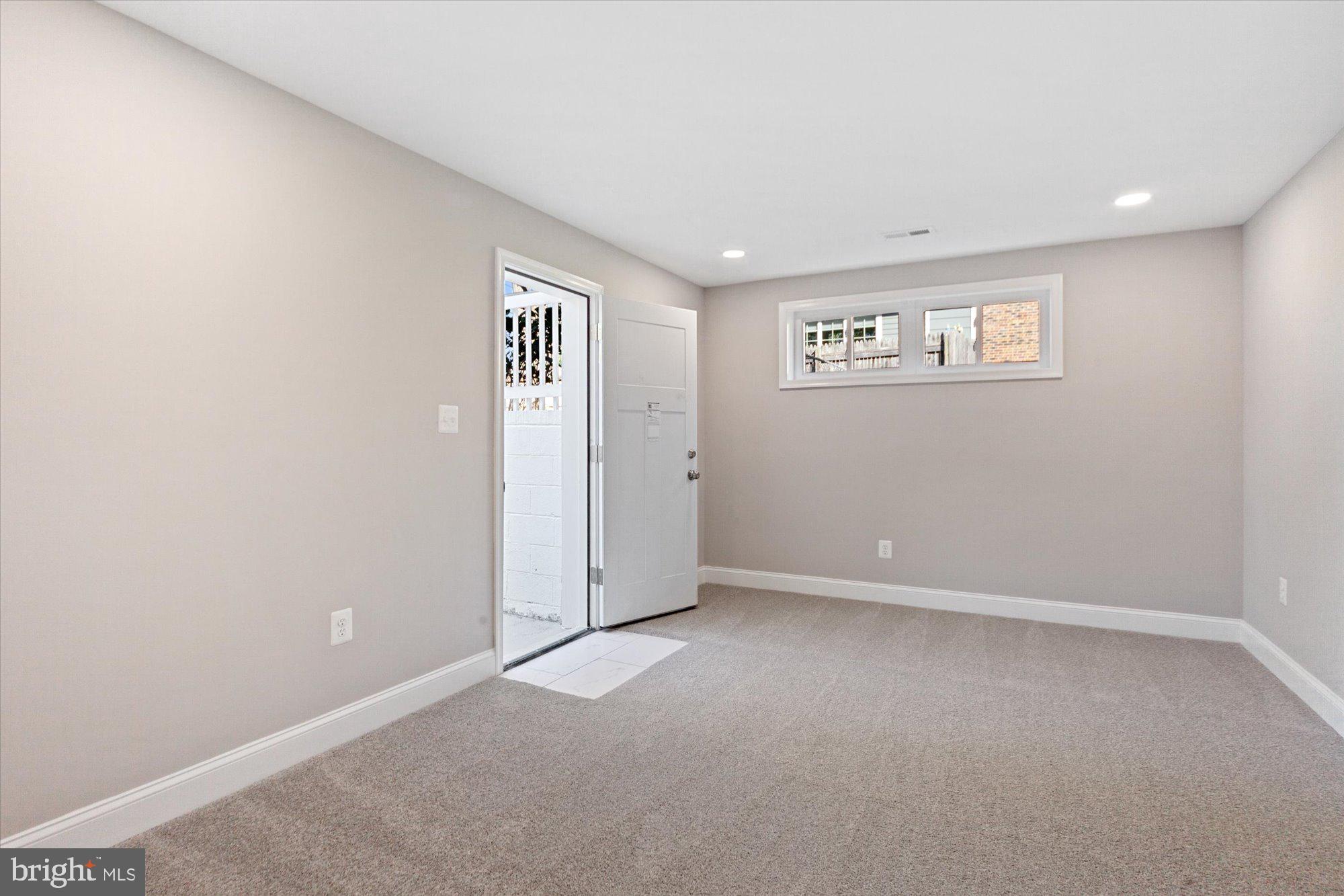 WILLIAMSBURG MANOR NORTH - Residential