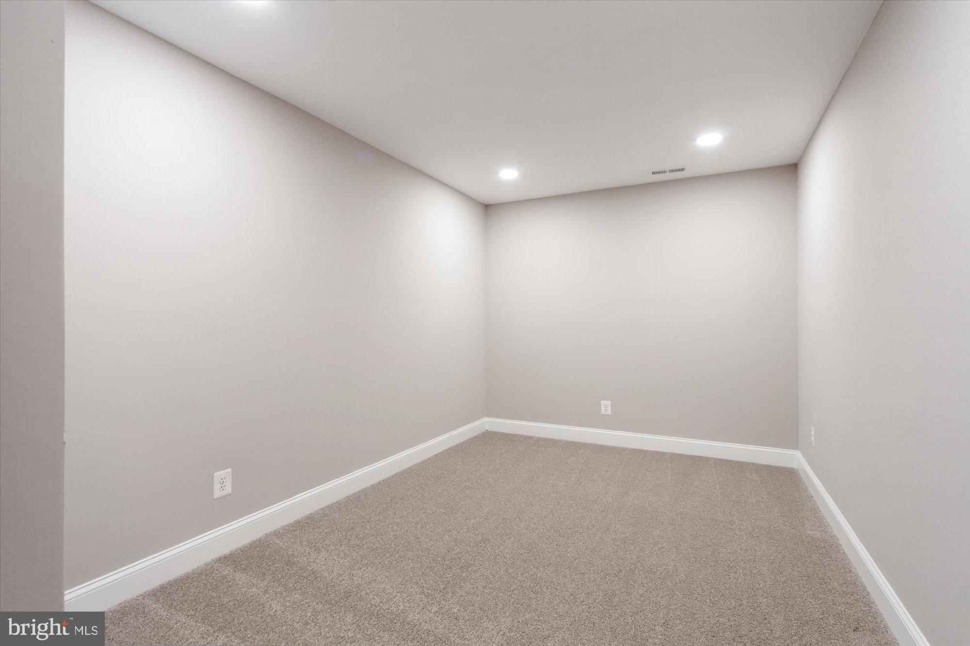 WILLIAMSBURG MANOR NORTH - Residential