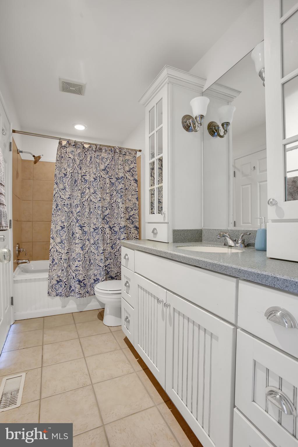 CONSTANT FRIENDSHIP - Residential