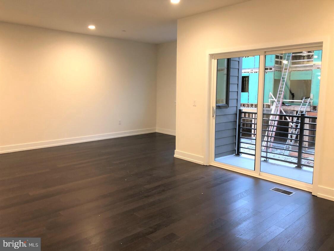 805 LAKEVIEW COURT 40L