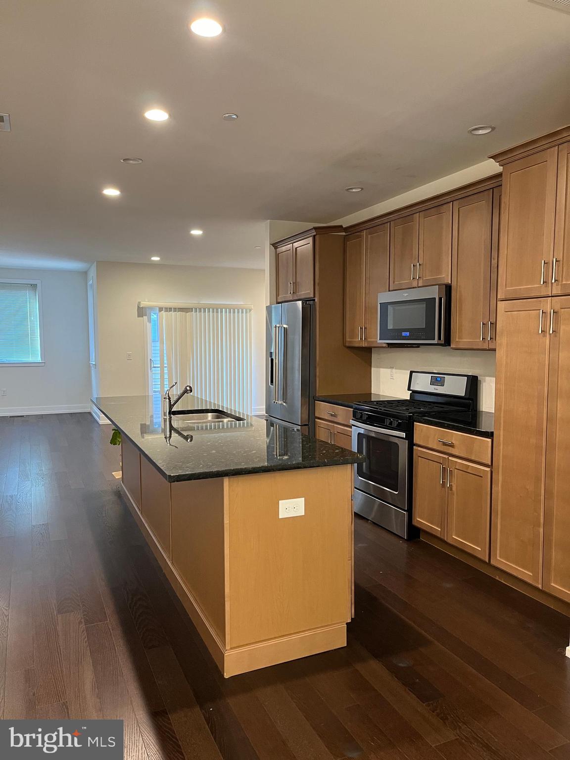 805 LAKEVIEW COURT 40L