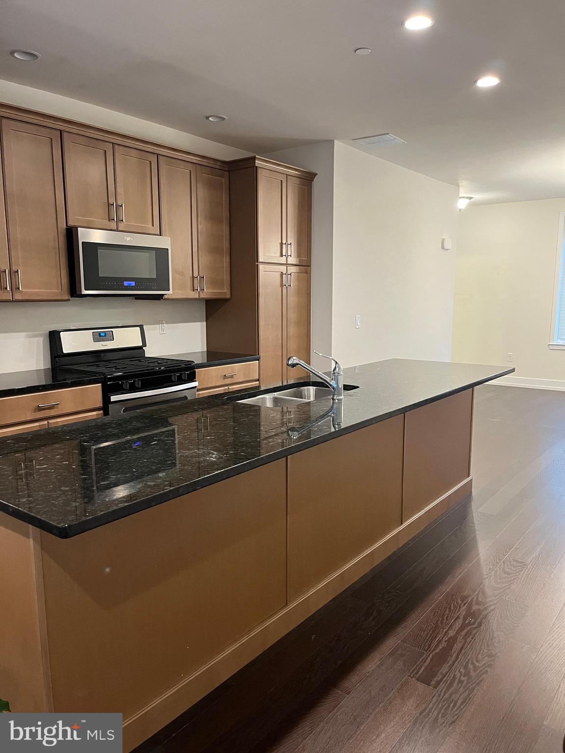 805 LAKEVIEW COURT 40L