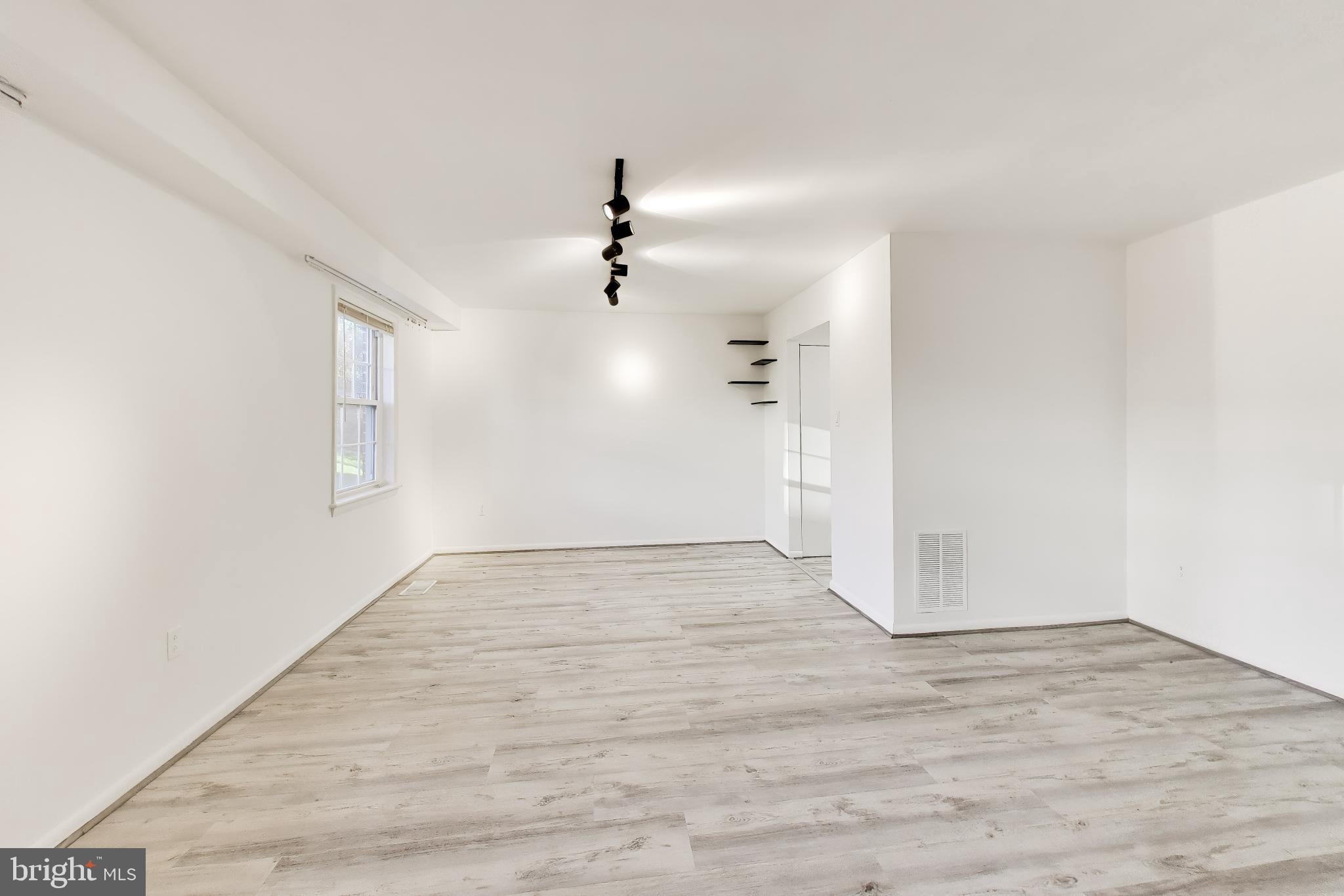 894 W SIDE DRIVE 15-J