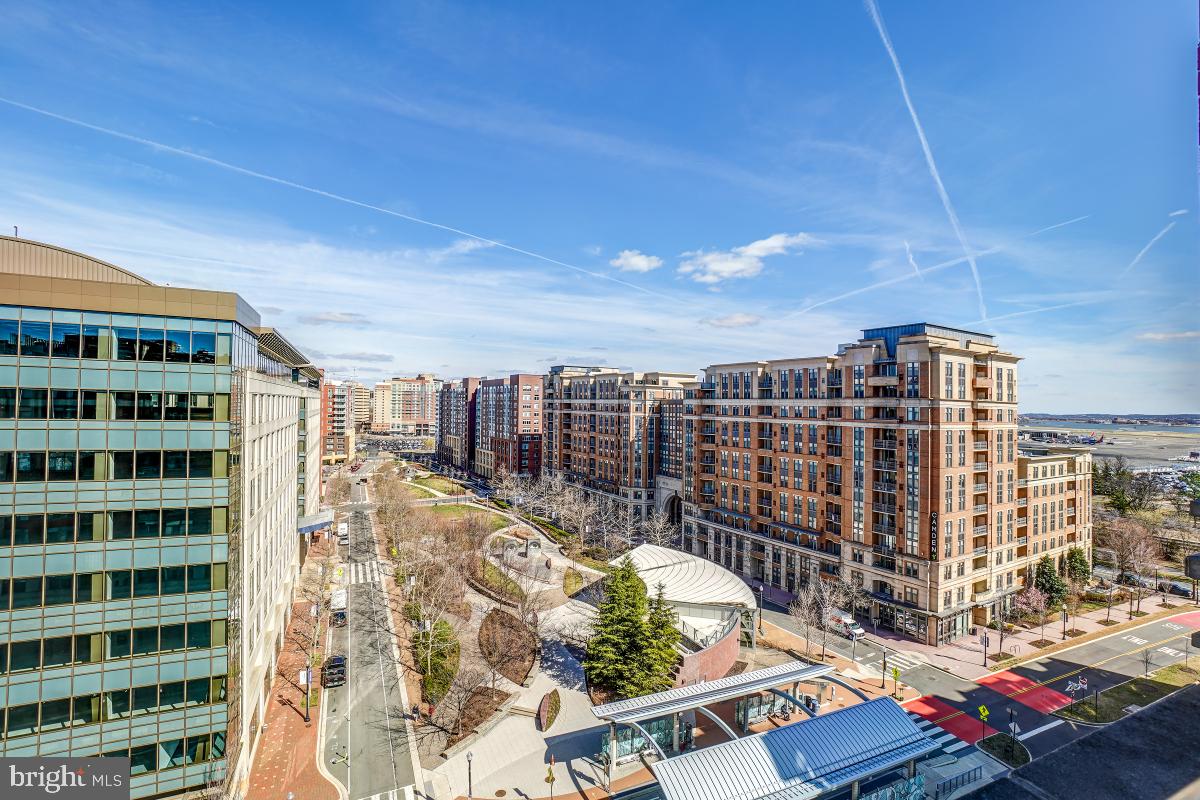 ECLIPSE ON CENTER PARK - Residential